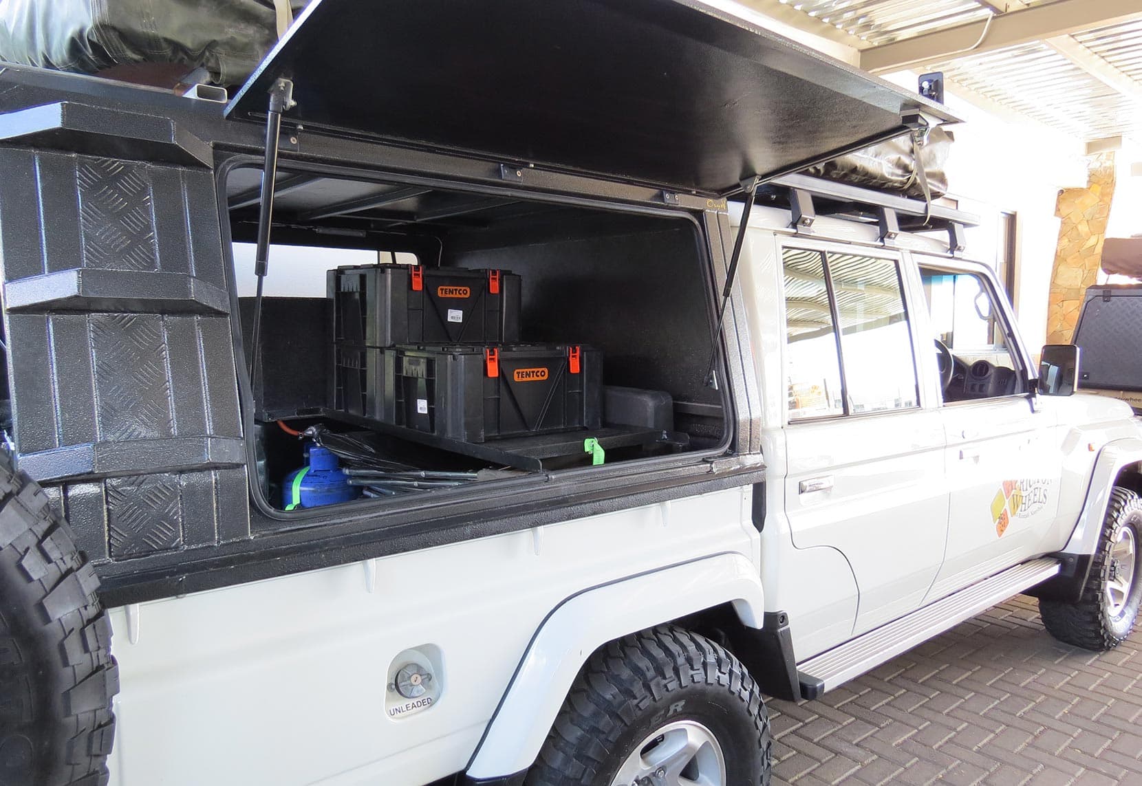 HJ79-Land-Cruiser-packed-for-camping.1